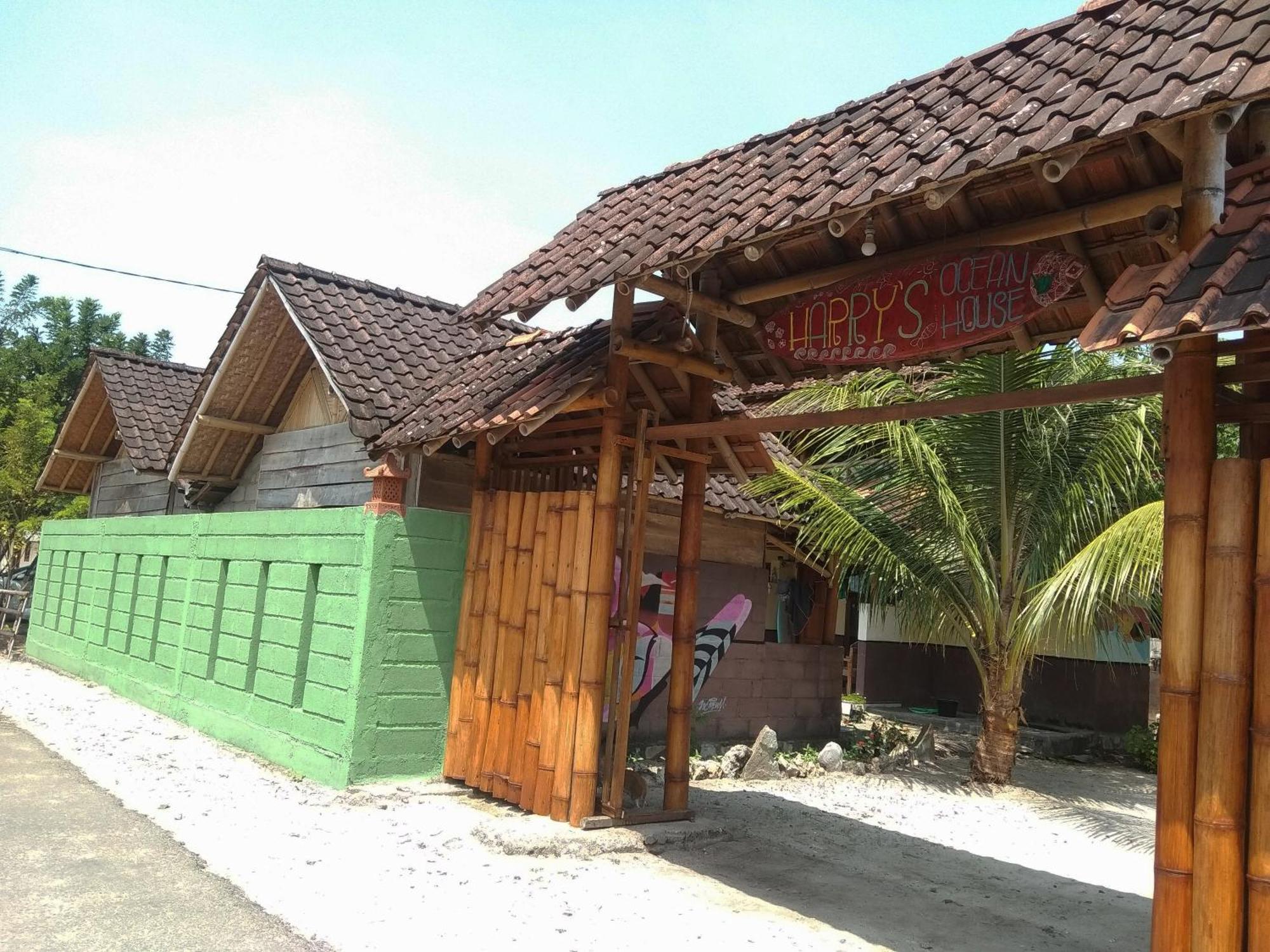 Harry'S Ocean House Watukarung Homestay Kalak Buitenkant foto
