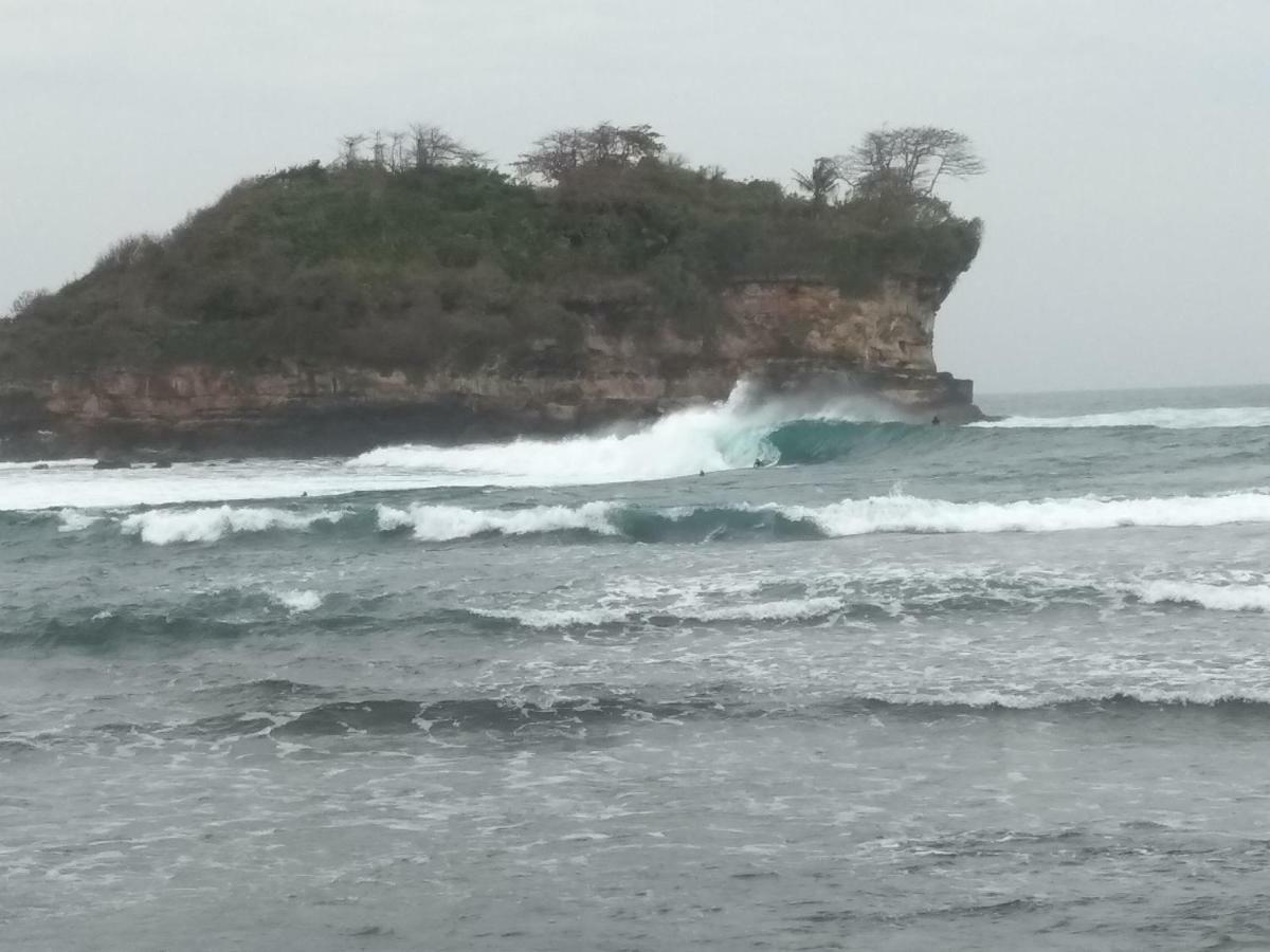 Harry'S Ocean House Watukarung Homestay Kalak Buitenkant foto